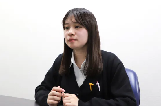 インタビュー中の写真